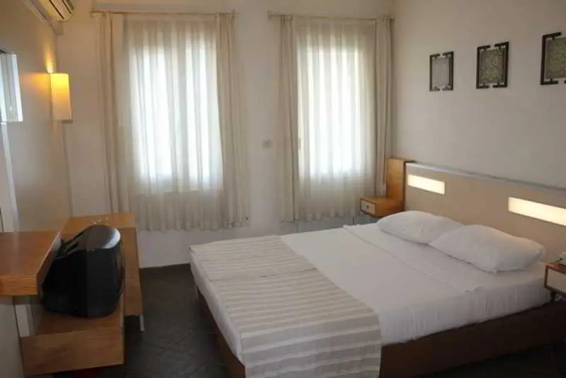 Serhan, Room