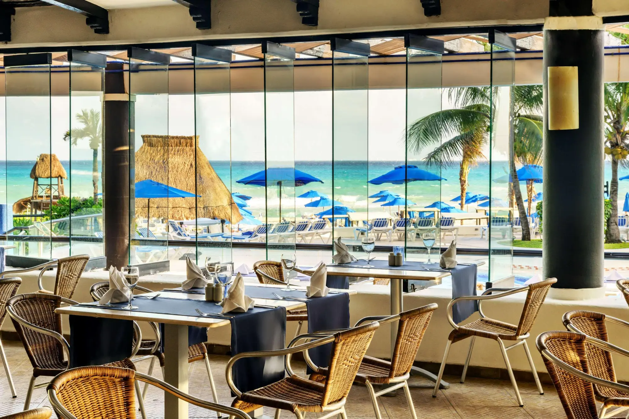 The Reef Playacar, Restaurant