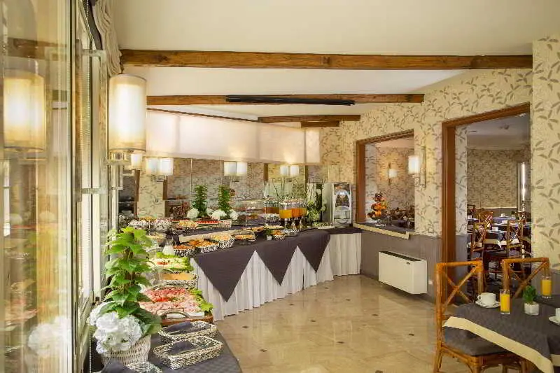 Santa Costanza, Bar