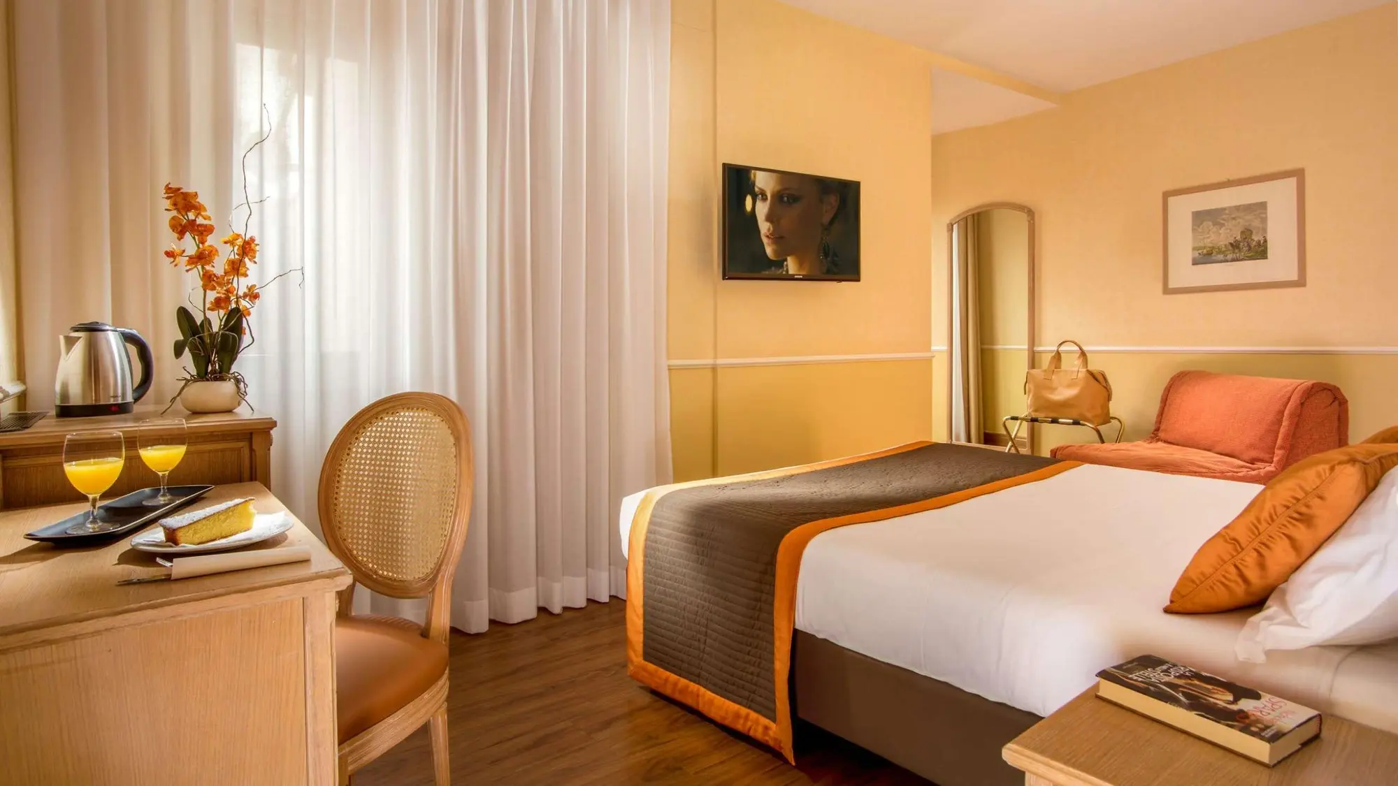 Santa Costanza, Room