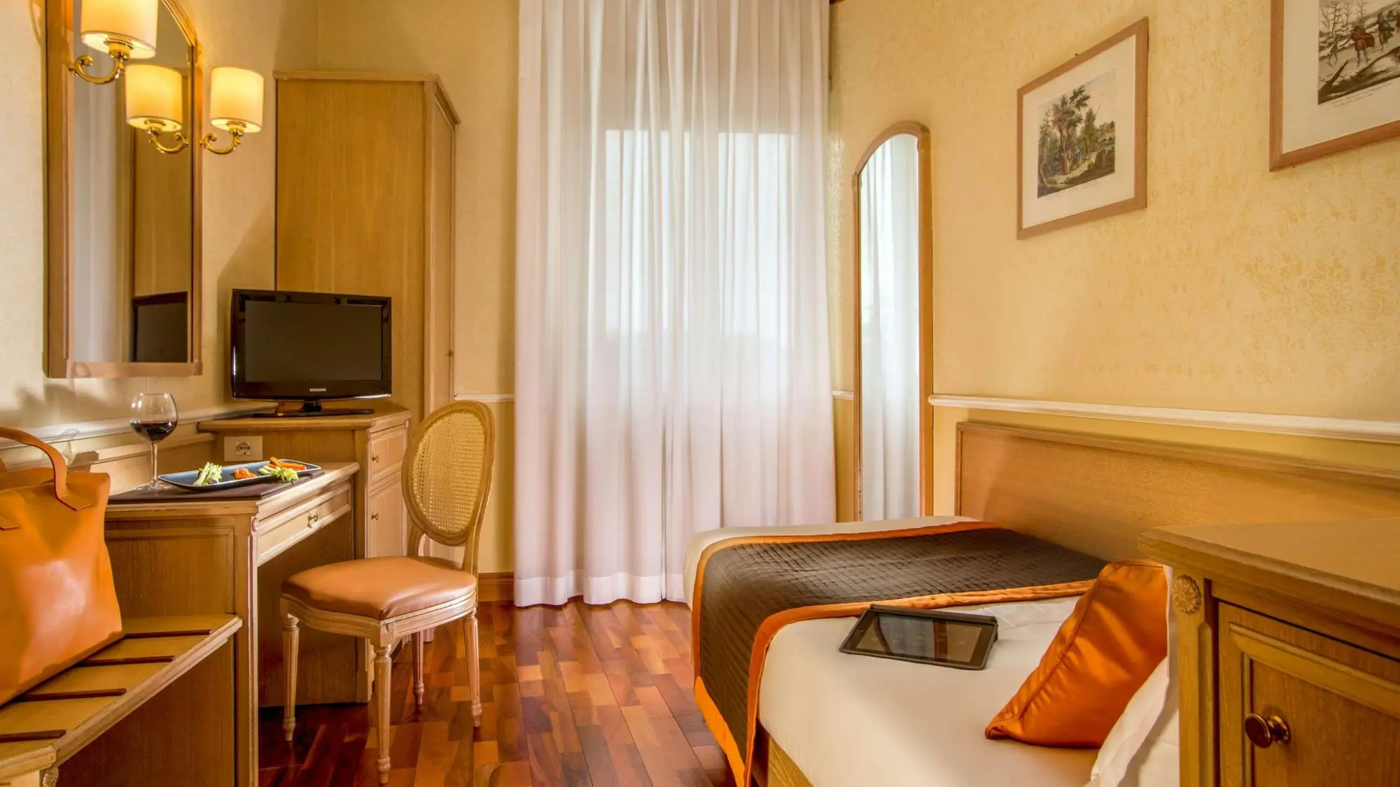 Santa Costanza, Room