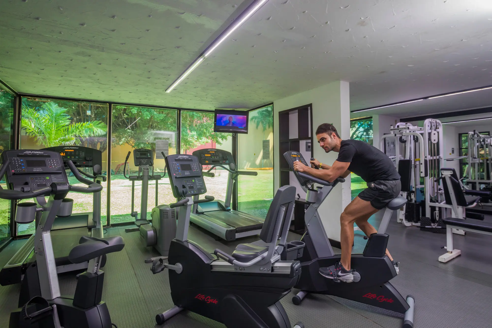 Holiday Inn Resort Ixtapa All Inclusive, Sports and Entertainment