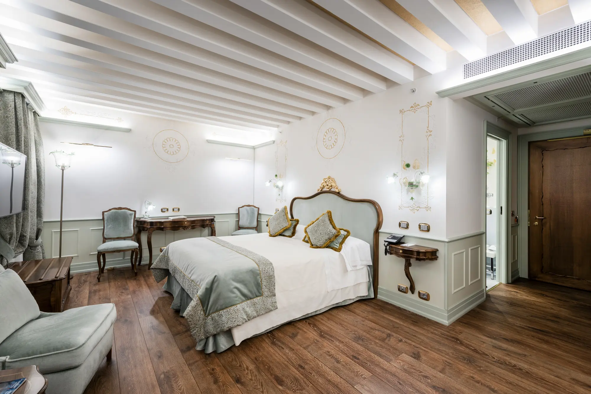 Monaco and Grand Canal, Room