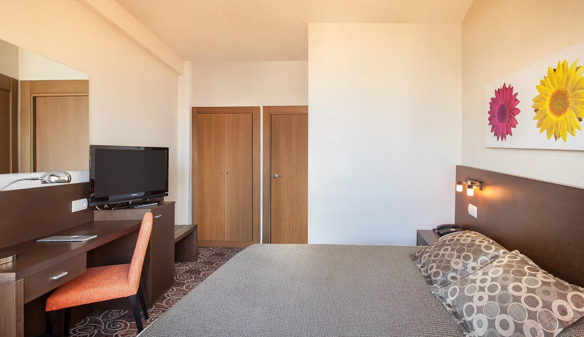 RH Royal-Only Adults, Room