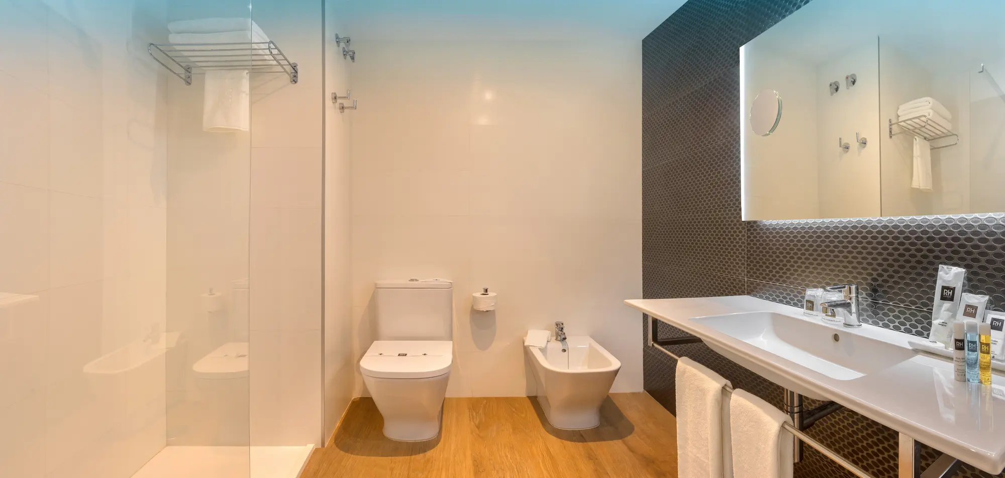 RH Royal-Only Adults, Room
