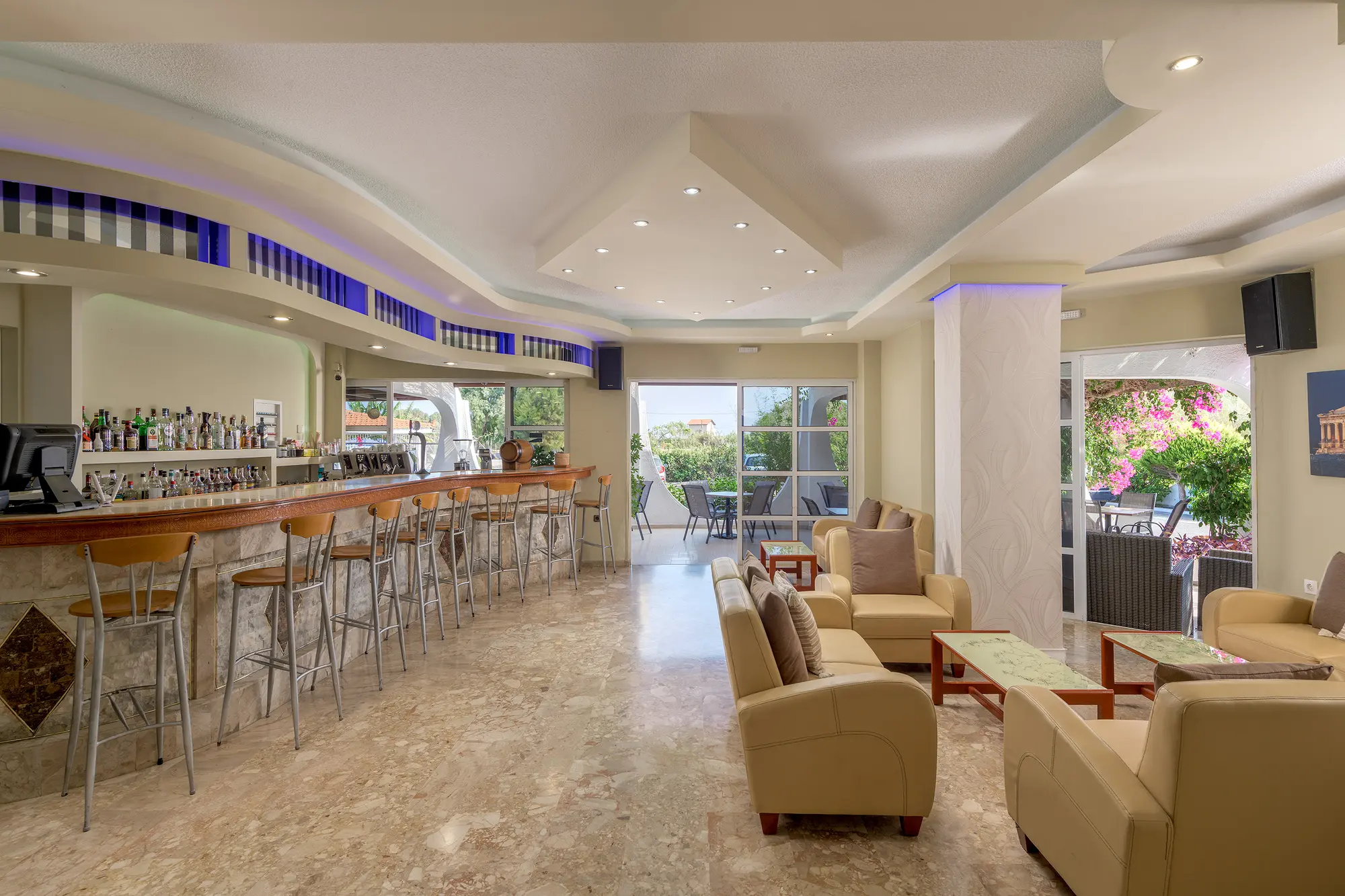 Nirvana Beach, Lobby