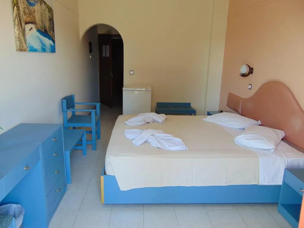 Nirvana Beach, Room