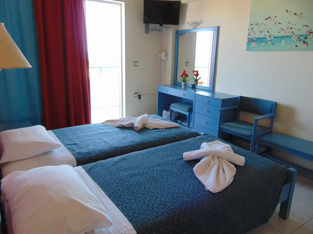 Nirvana Beach, Room