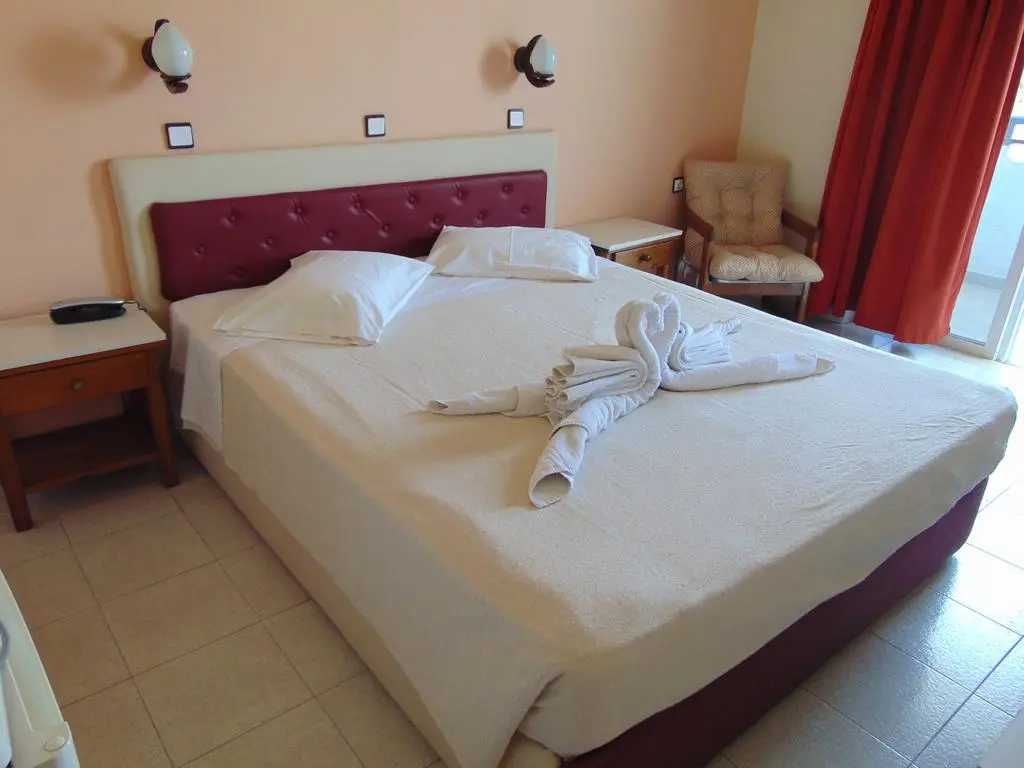 Nirvana Beach, Room