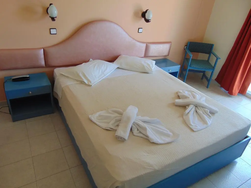 Nirvana Beach, Room