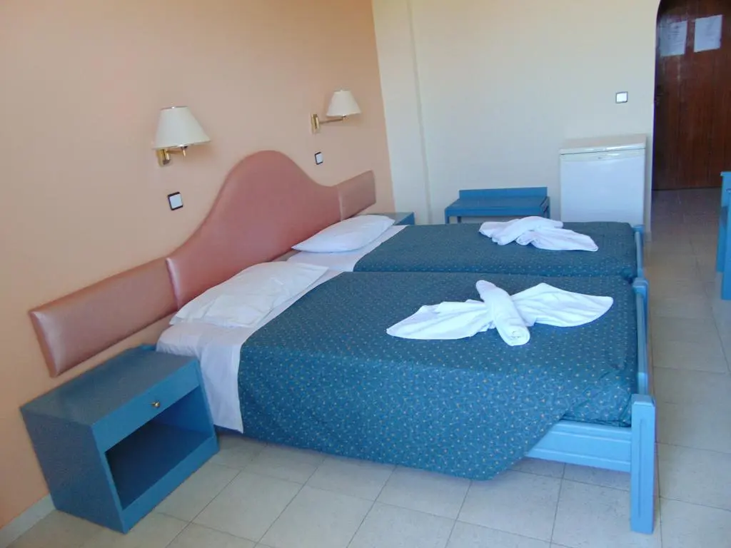 Nirvana Beach, Room