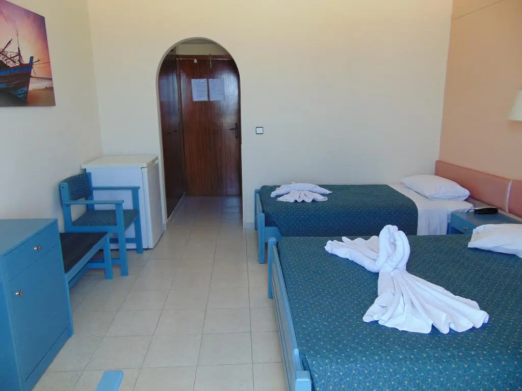 Nirvana Beach, Room