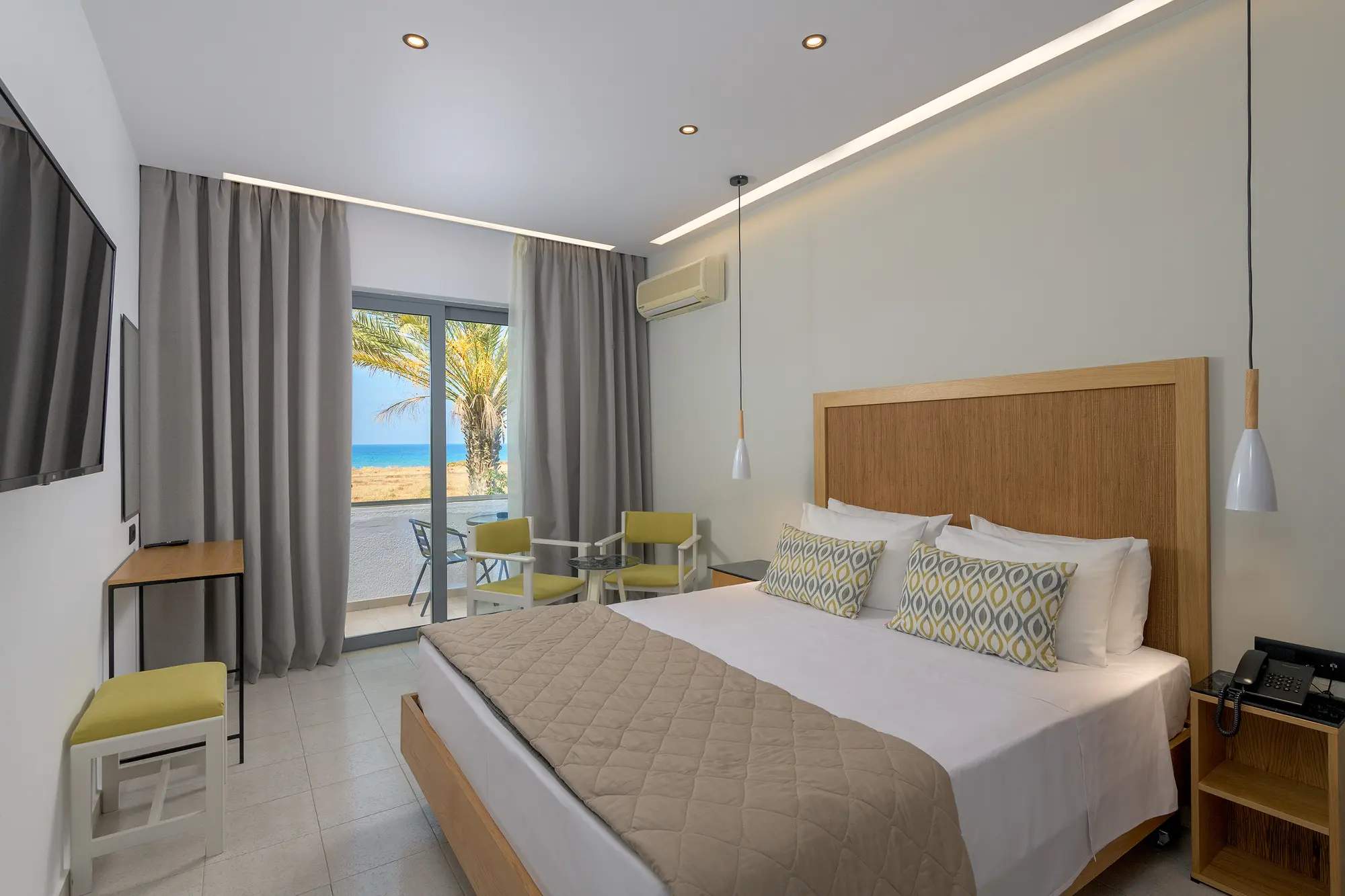 Nirvana Beach, Room