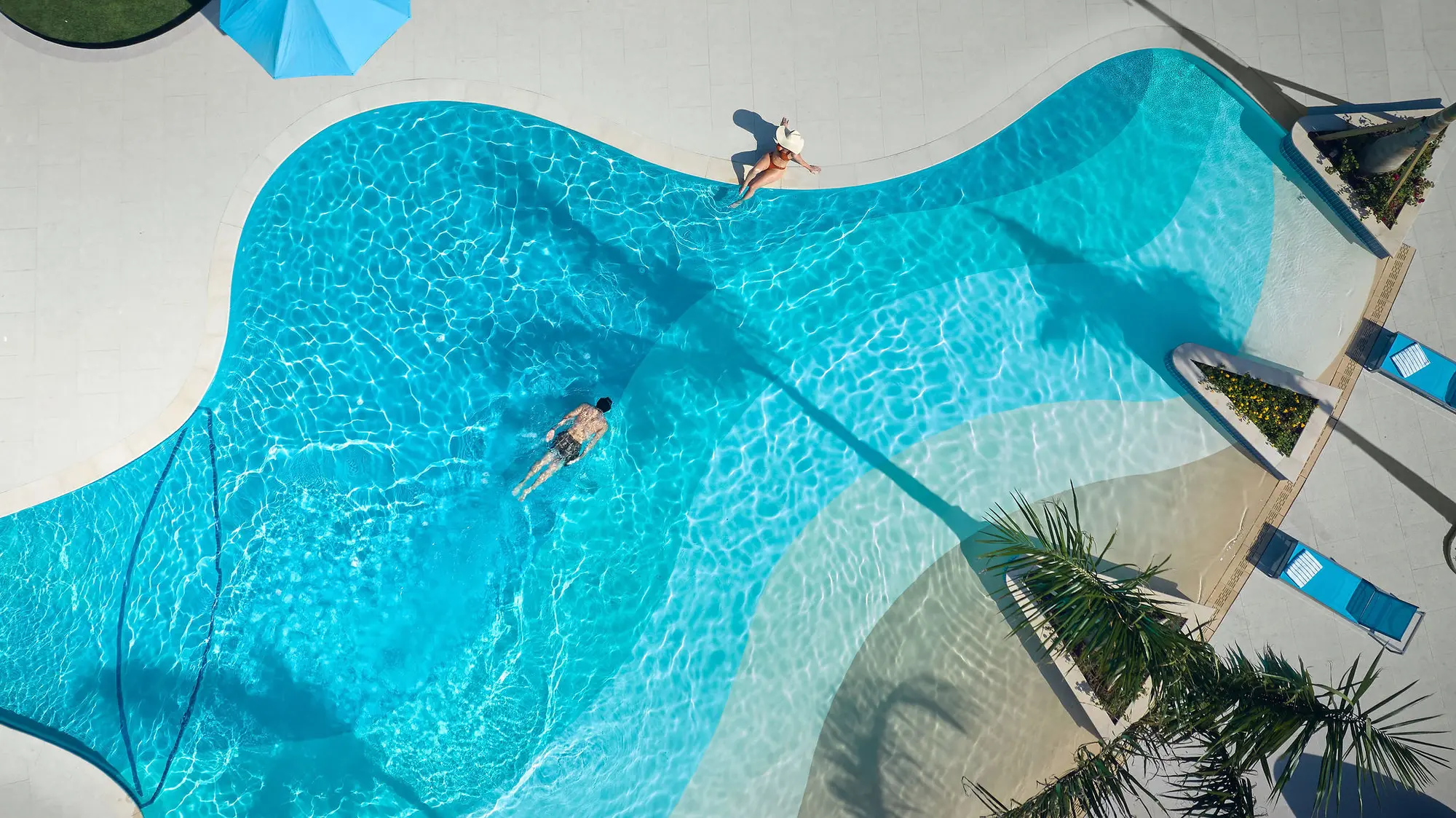 British Colonial, Pool