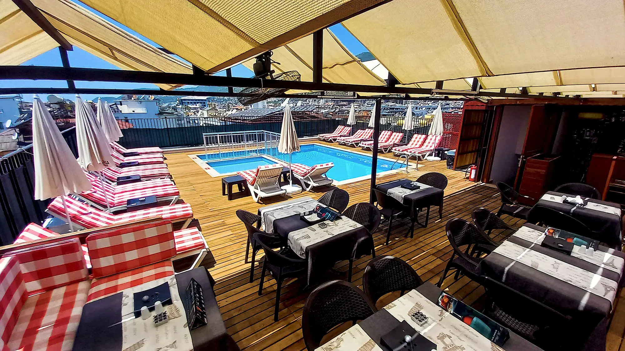Kleopatra Hotel, Bar