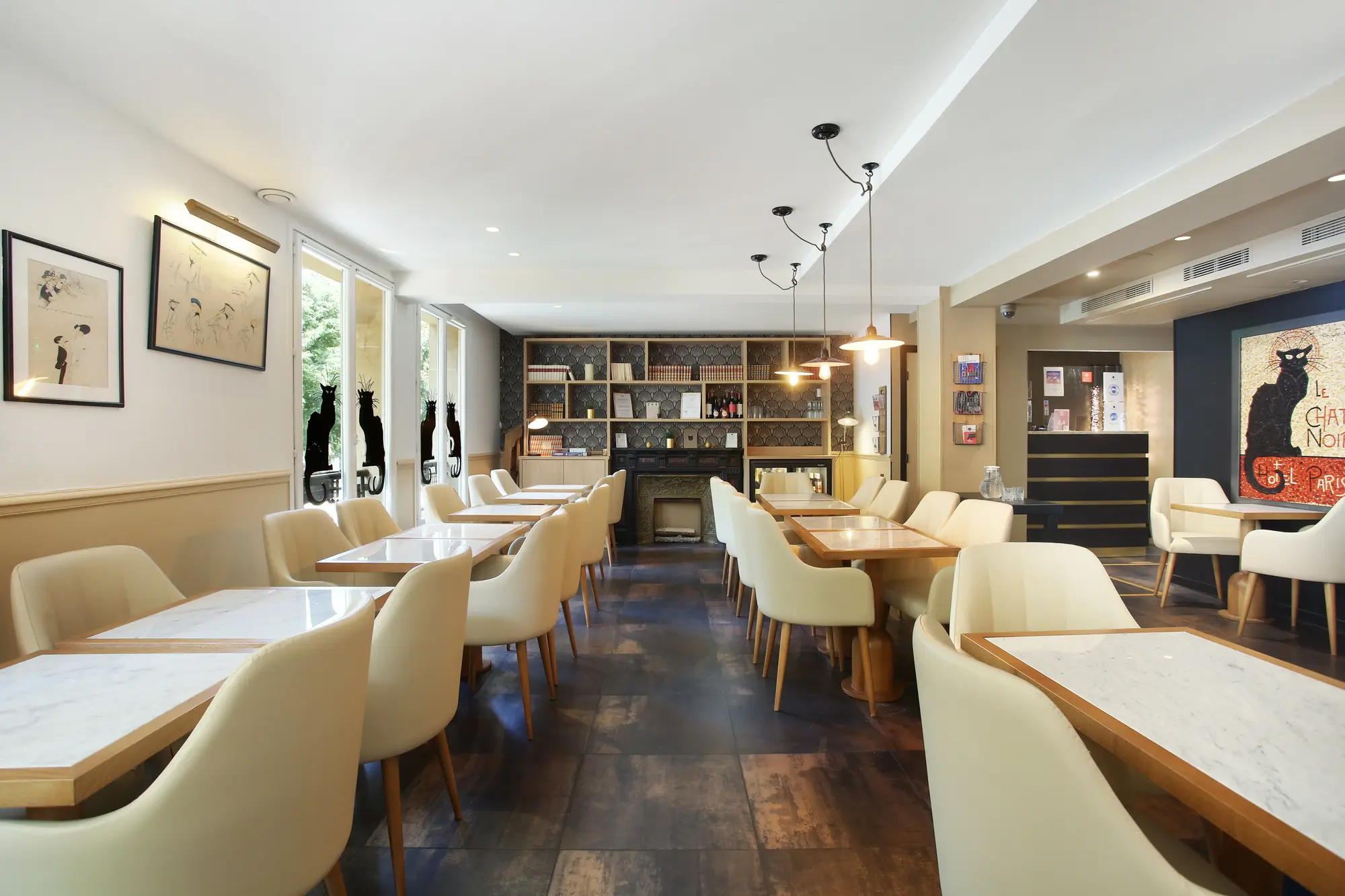 Le Chat Noir, Lobby