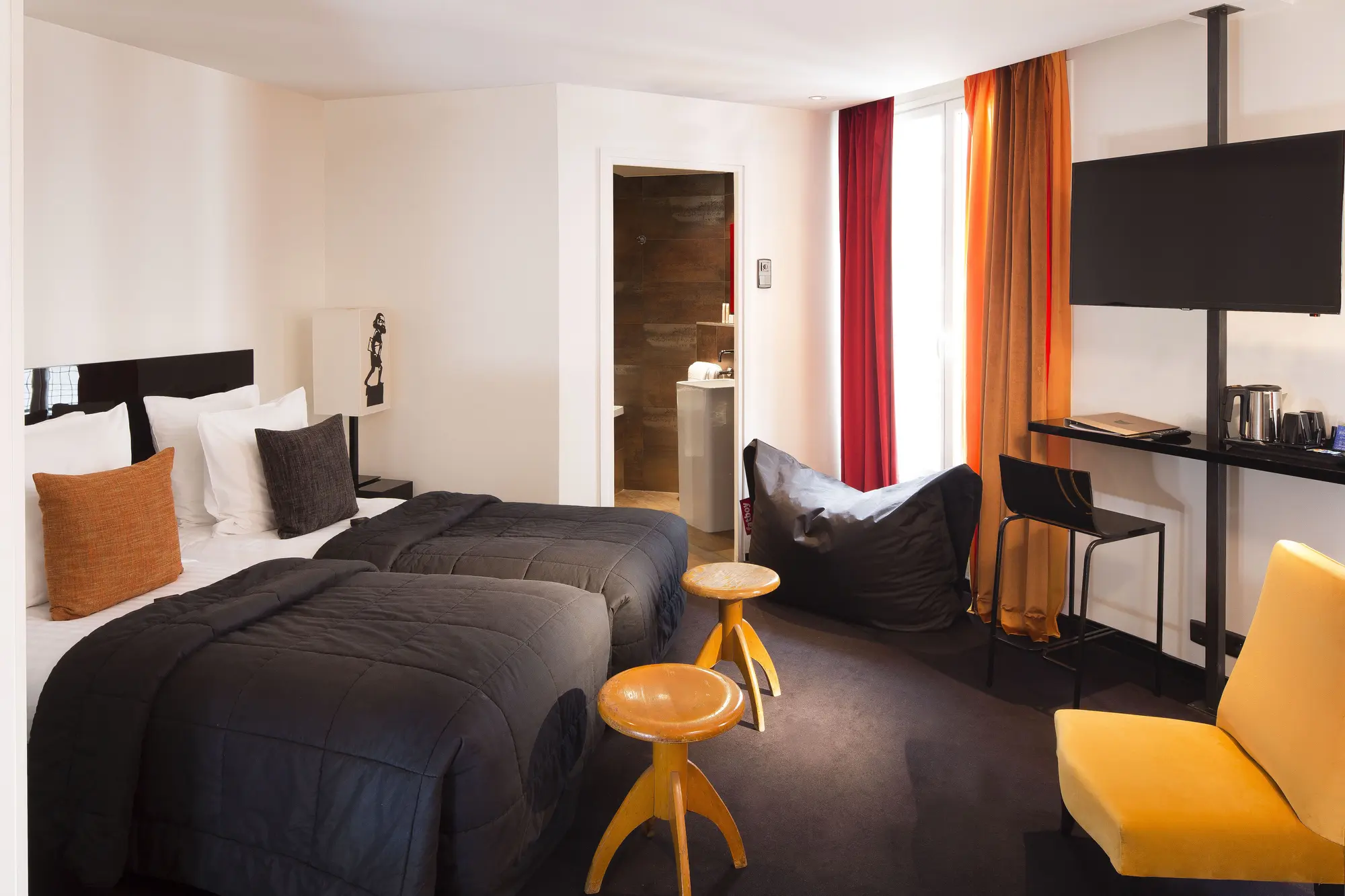 Le Chat Noir, Room