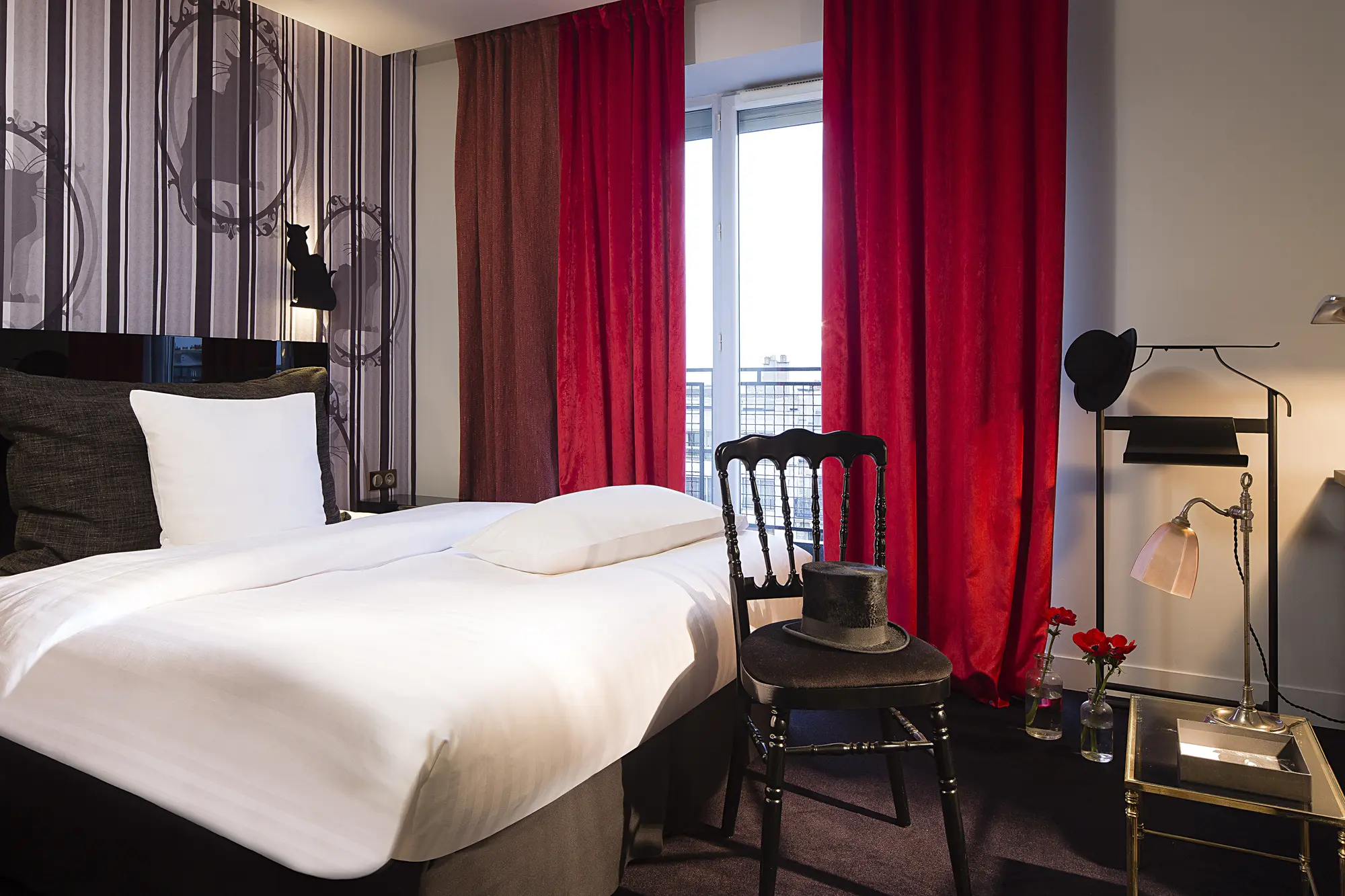 Le Chat Noir, Room