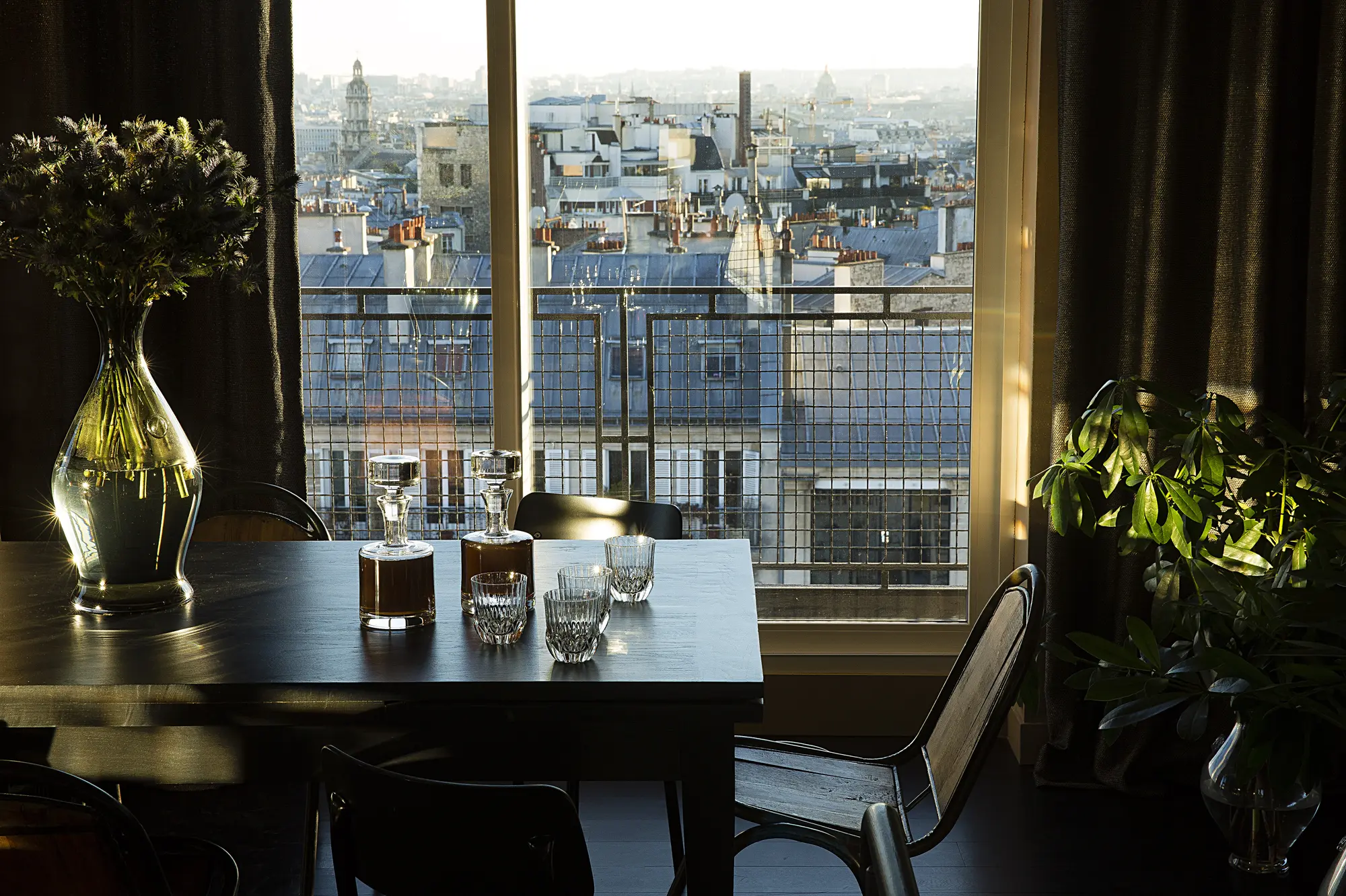 Le Chat Noir, Room