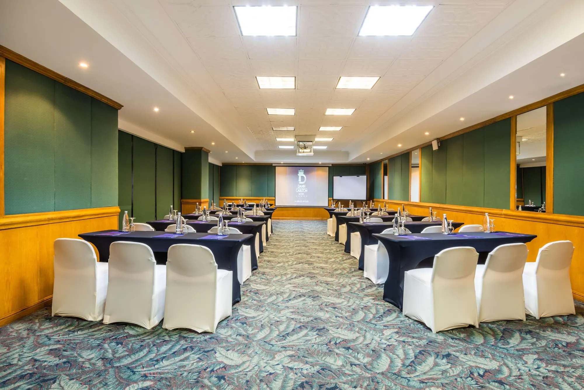 Dann Carlton Bogota, Lobby