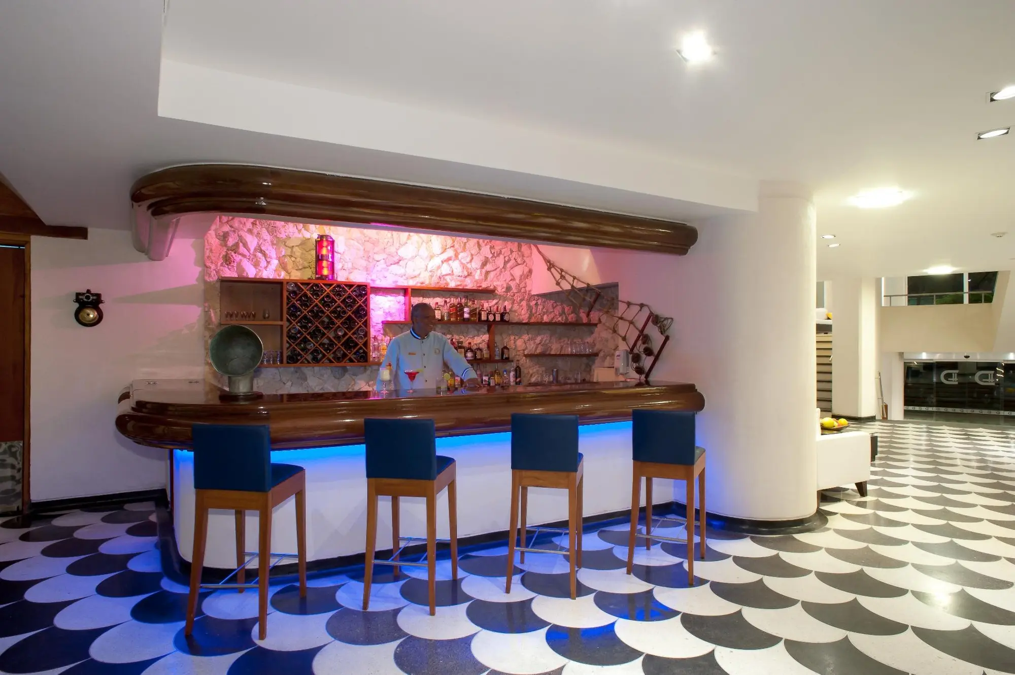 Dann Cartagena, Bar