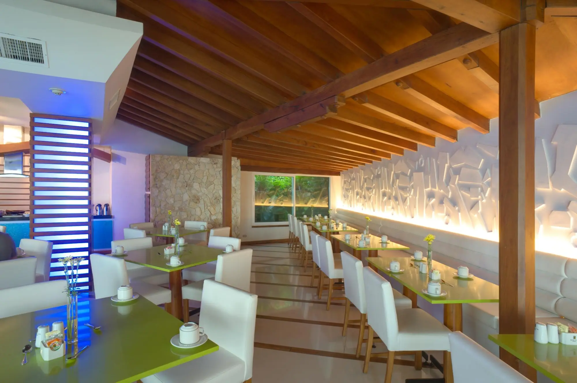 Dann Cartagena, Restaurant
