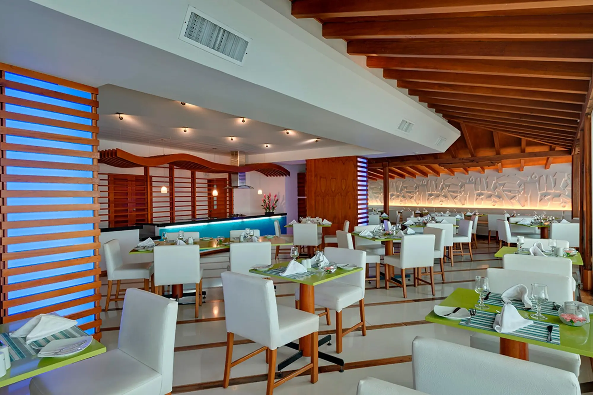 Dann Cartagena, Restaurant