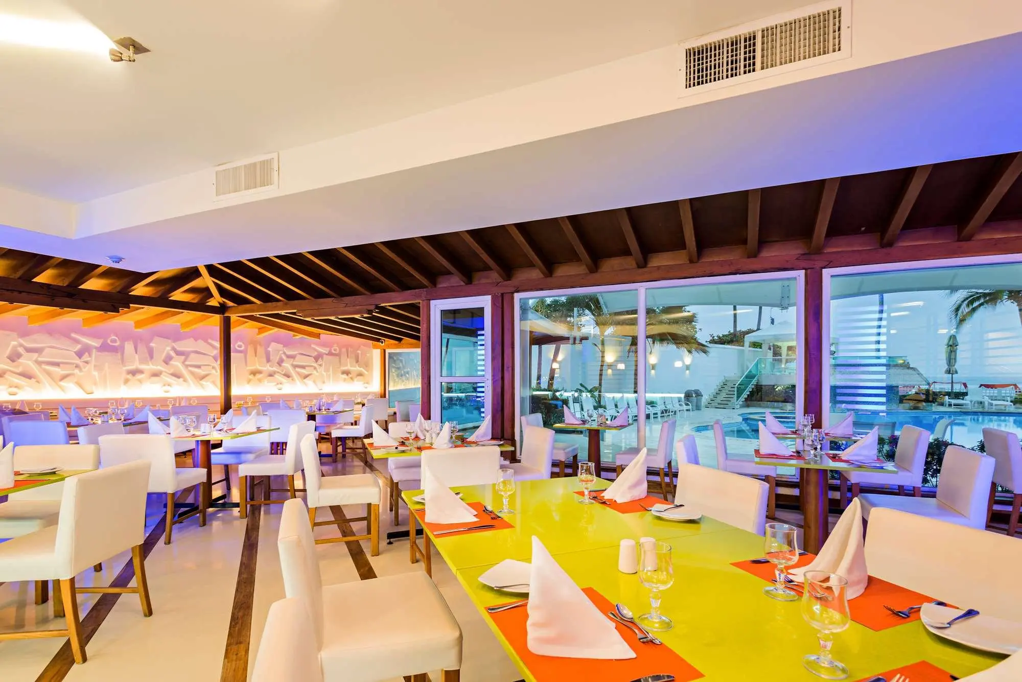 Dann Cartagena, Restaurant