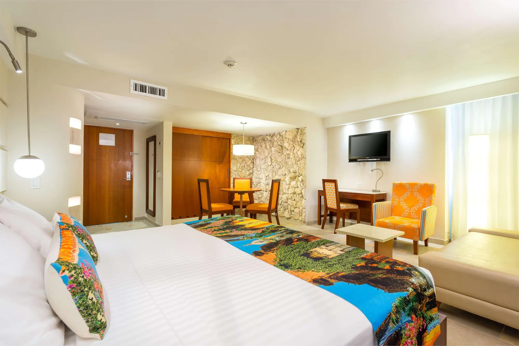 Dann Cartagena, Room