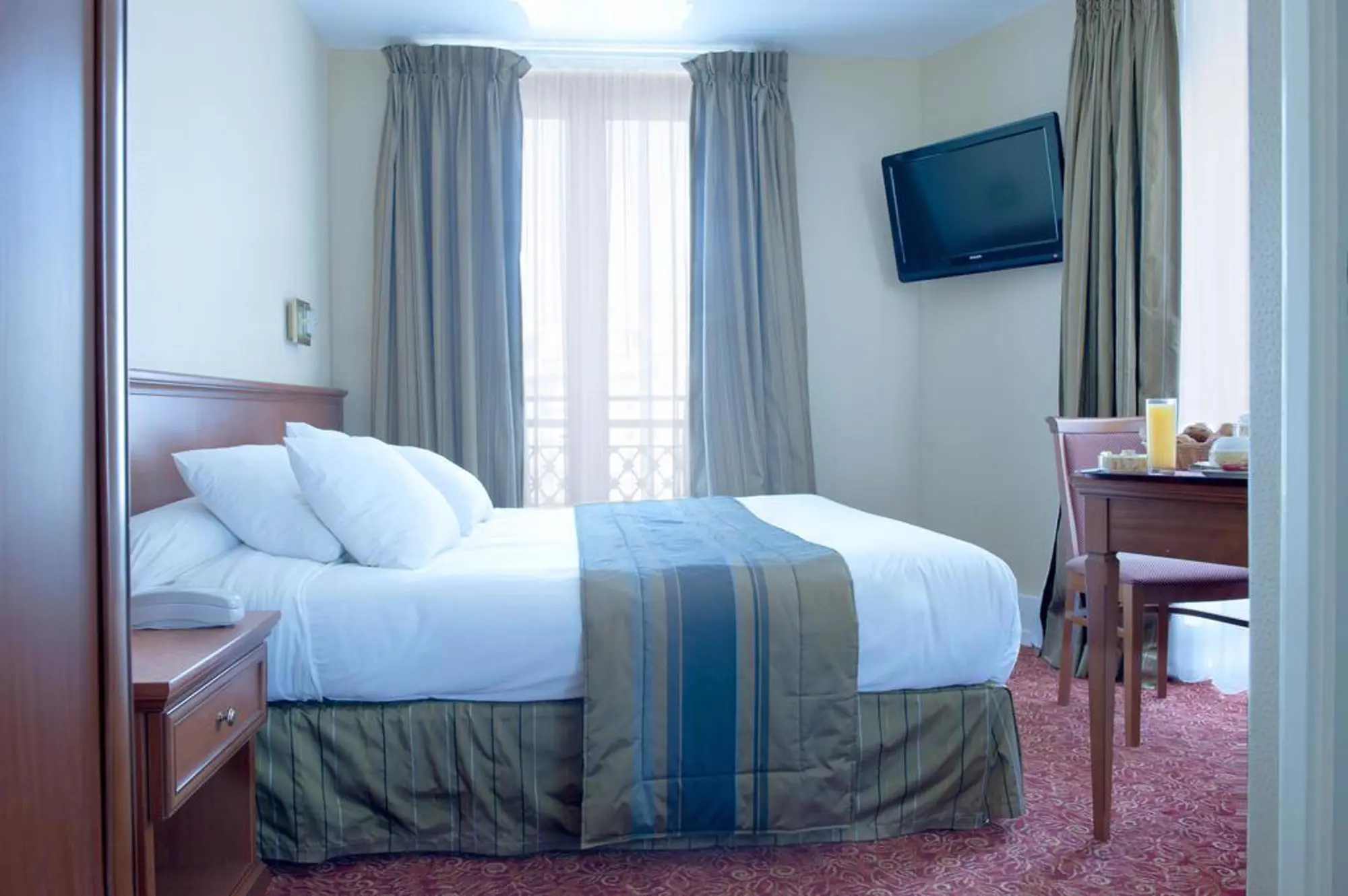 Berkeley Hotel, Room