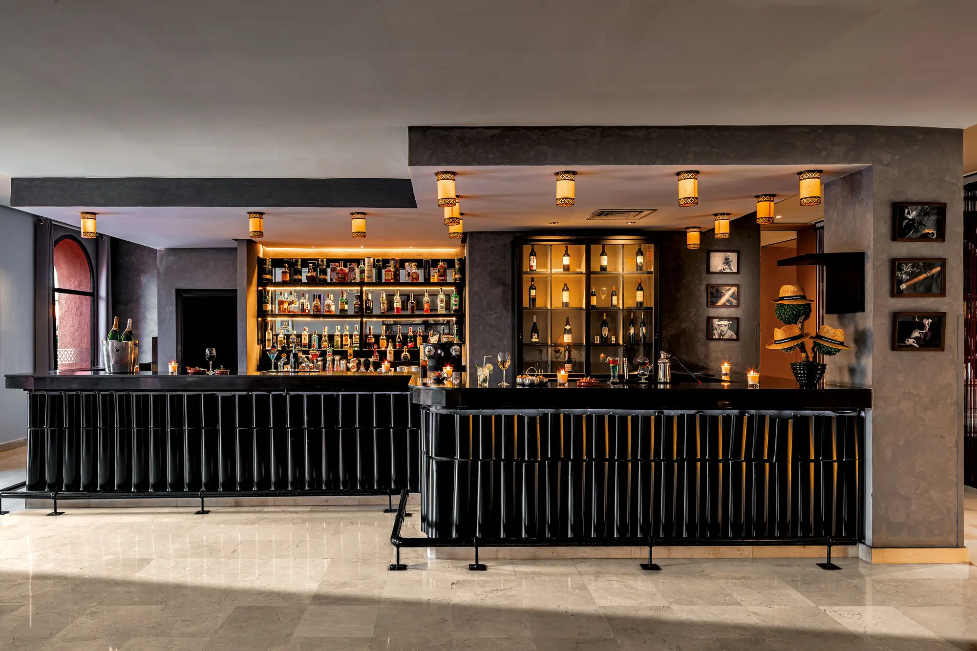 Red Hotel, Bar