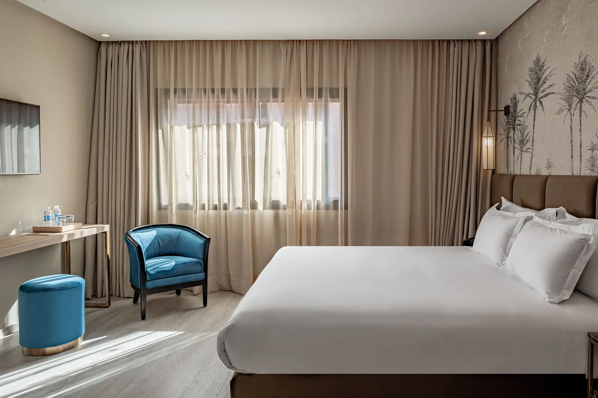 Red Hotel, Room