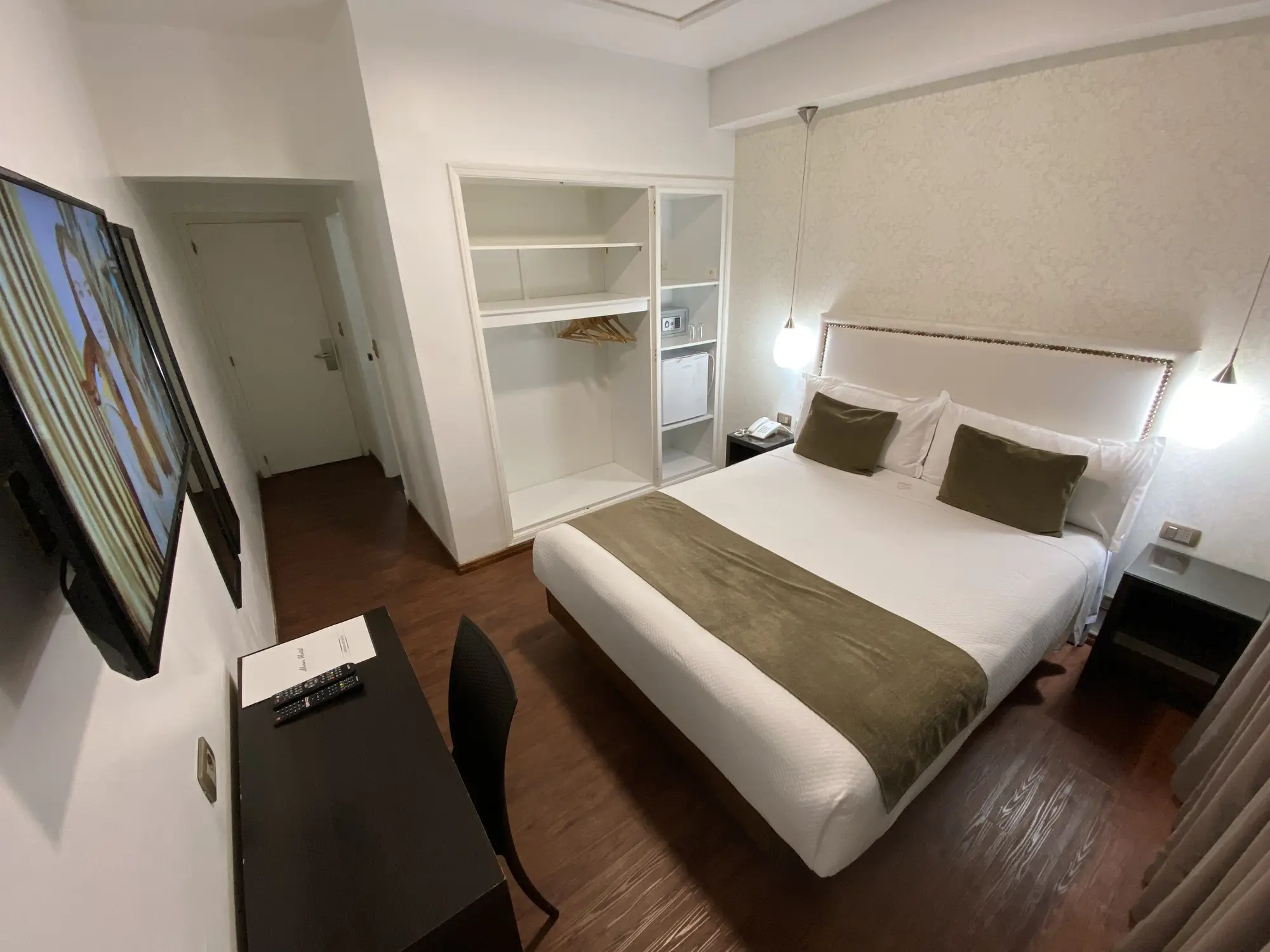 Alvear, Room