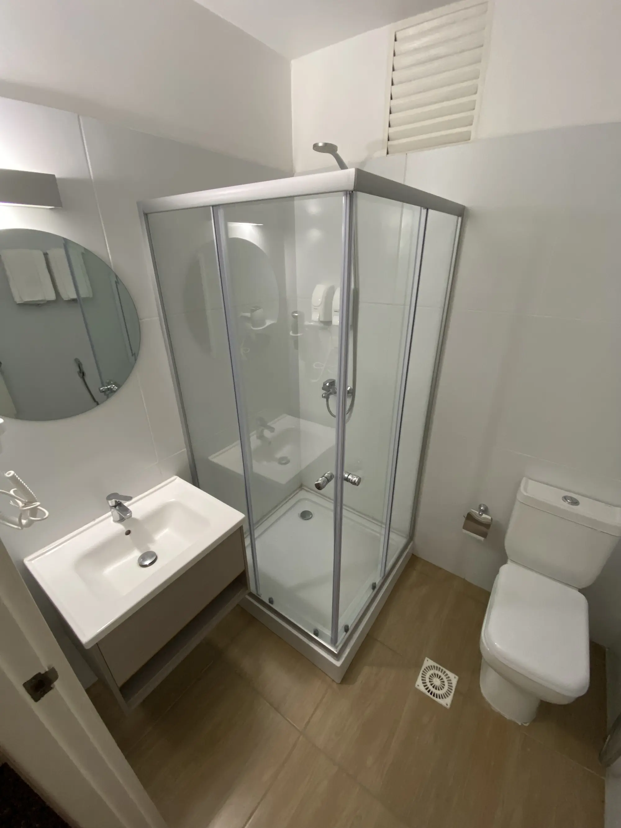 Alvear, Room