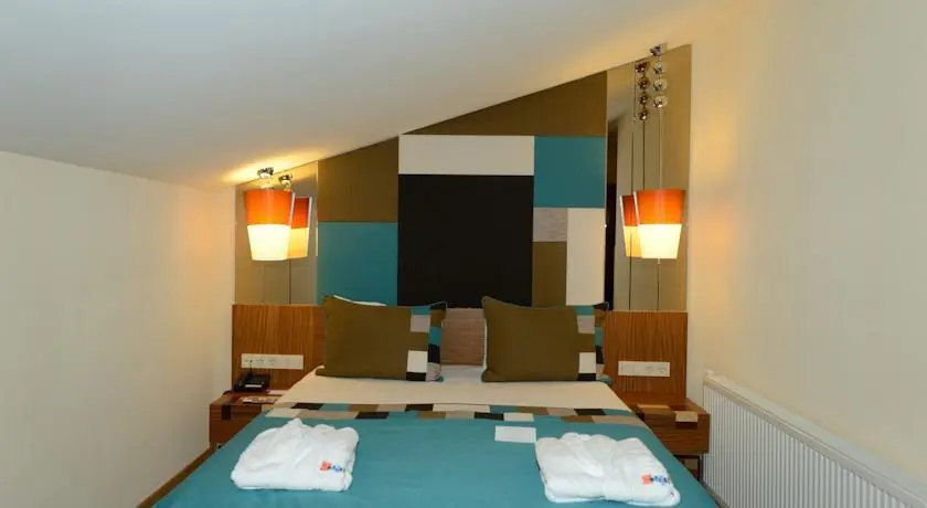 Collage Pera, Room