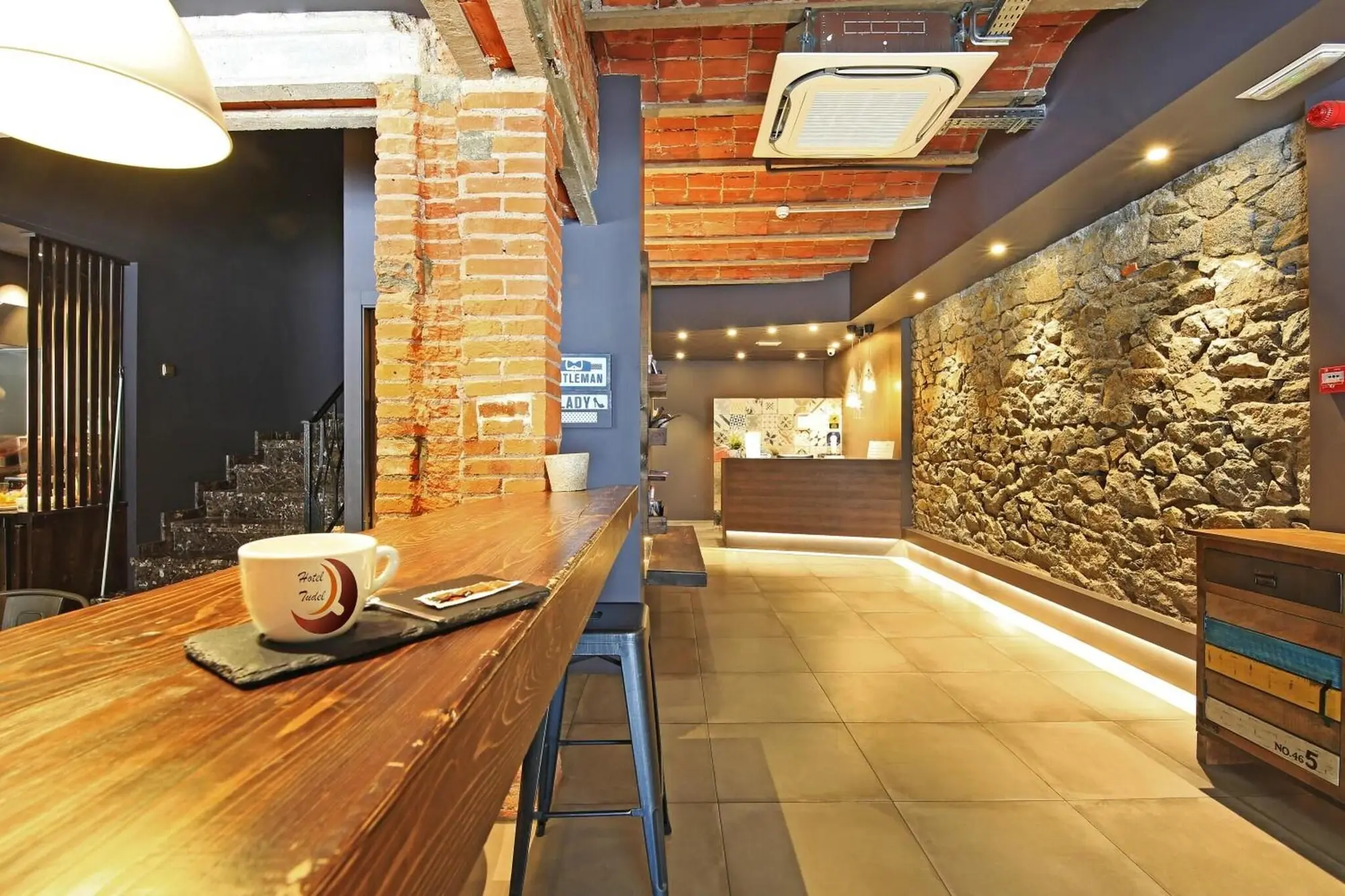 Tudel, Lobby