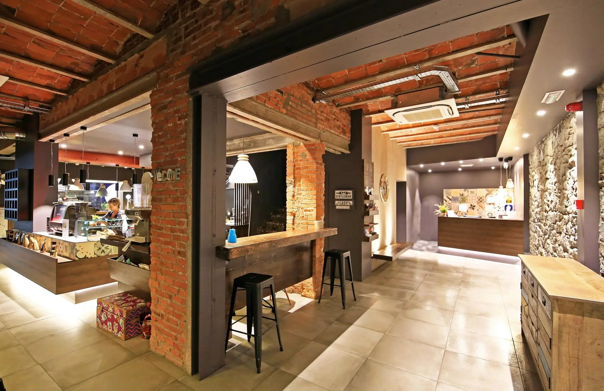 Tudel, Lobby