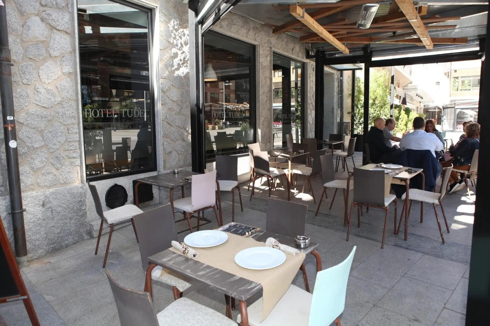 Tudel, Restaurant