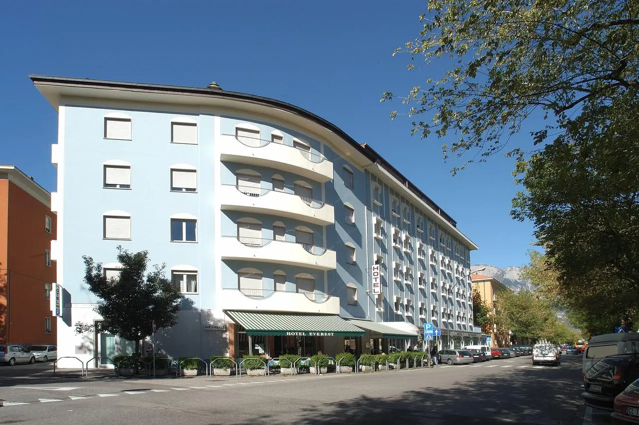 Everest Hotel, General view