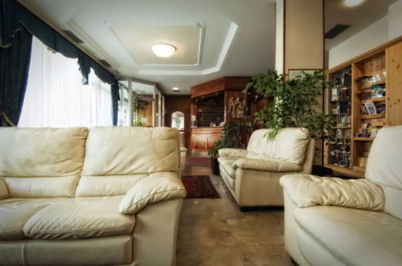 Everest Hotel, Lobby