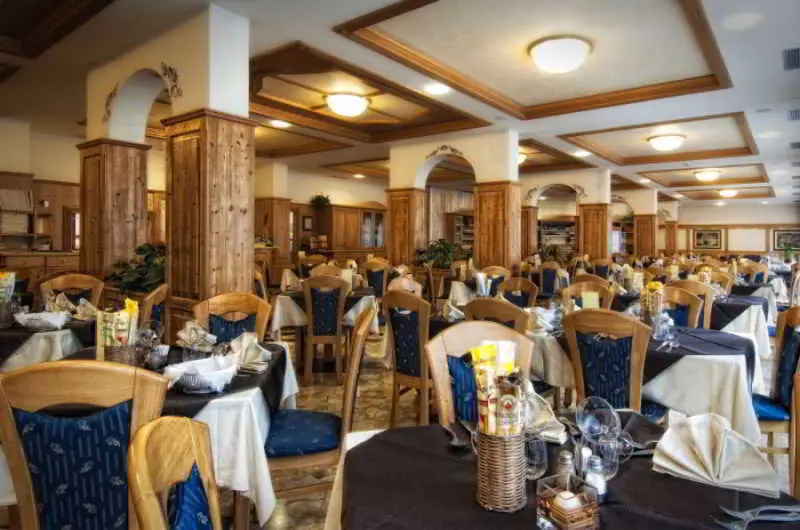 Everest Hotel, Restaurant
