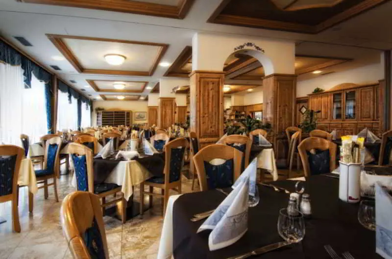 Everest Hotel, Restaurant