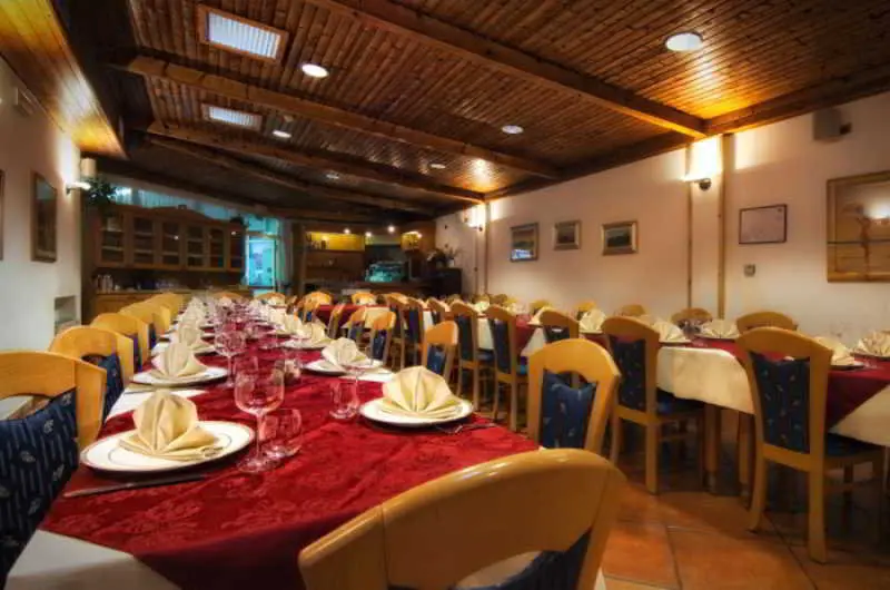 Everest Hotel, Restaurant