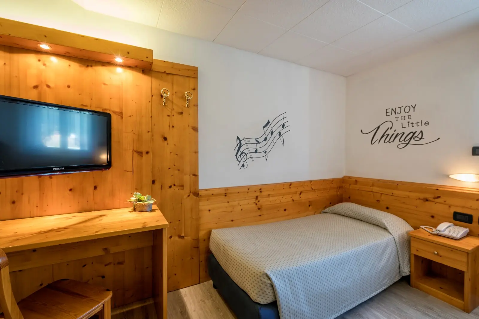 Everest Hotel, Room