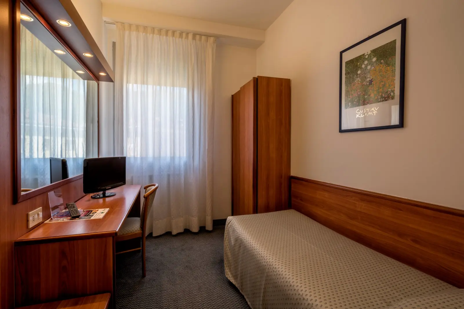Everest Hotel, Room