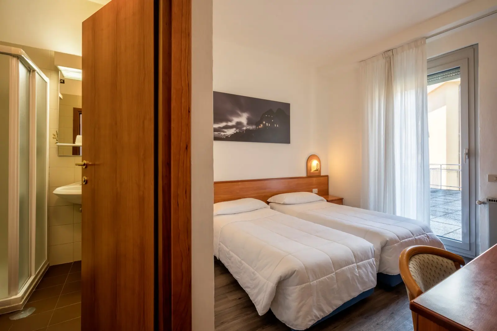 Everest Hotel, Room