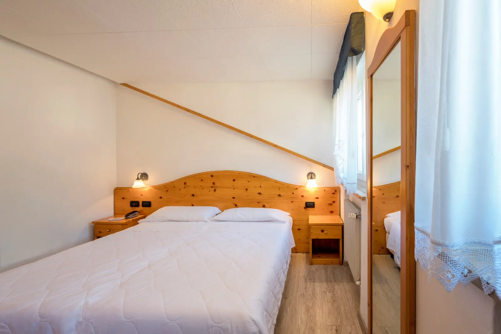 Everest Hotel, Room