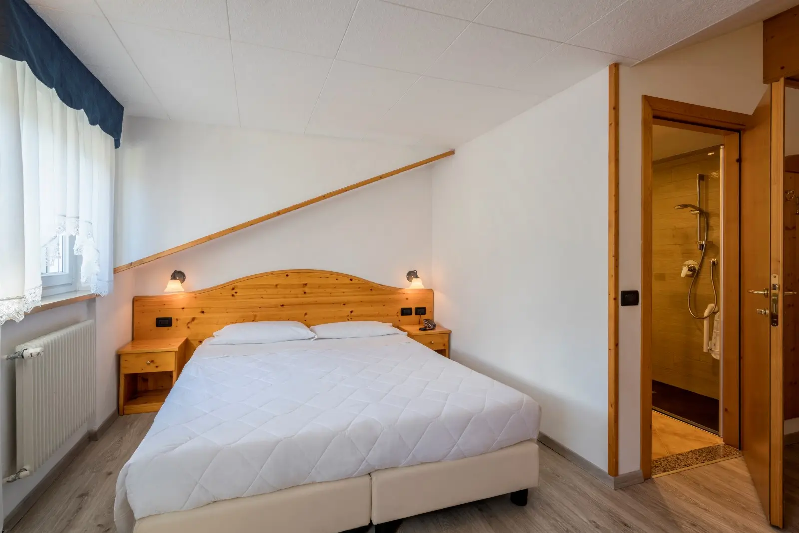 Everest Hotel, Room