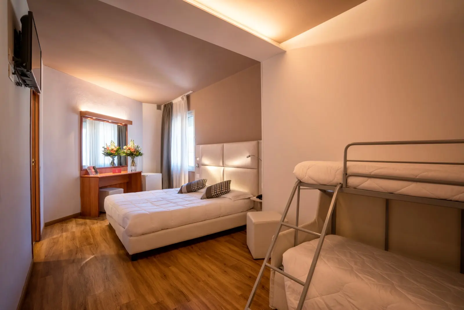 Everest Hotel, Room