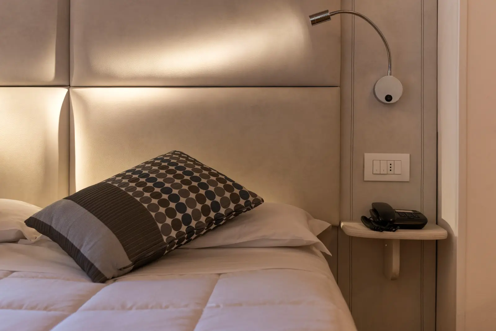 Everest Hotel, Room